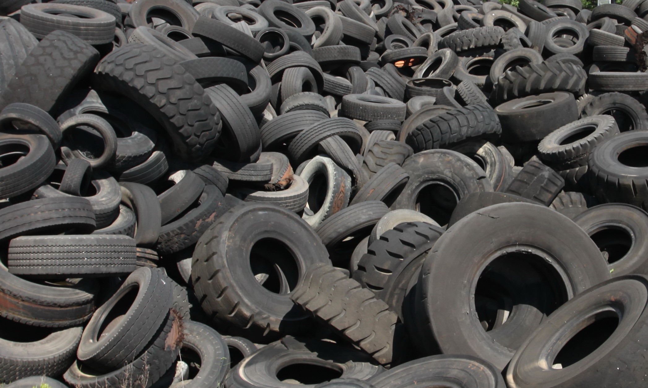 terra dei fuochi pfu abbandonati recuperati da ecopneus napoli caserta pneumatici roghi